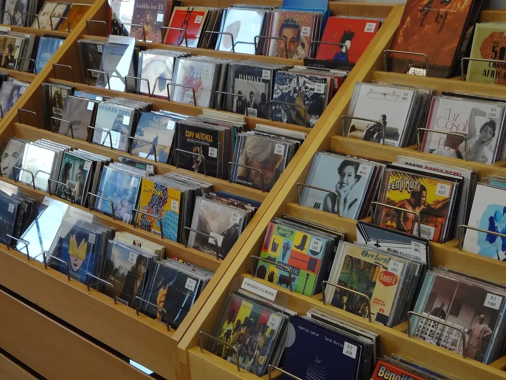 Bacs de CD musicaux de la médiathèque, classés par genre