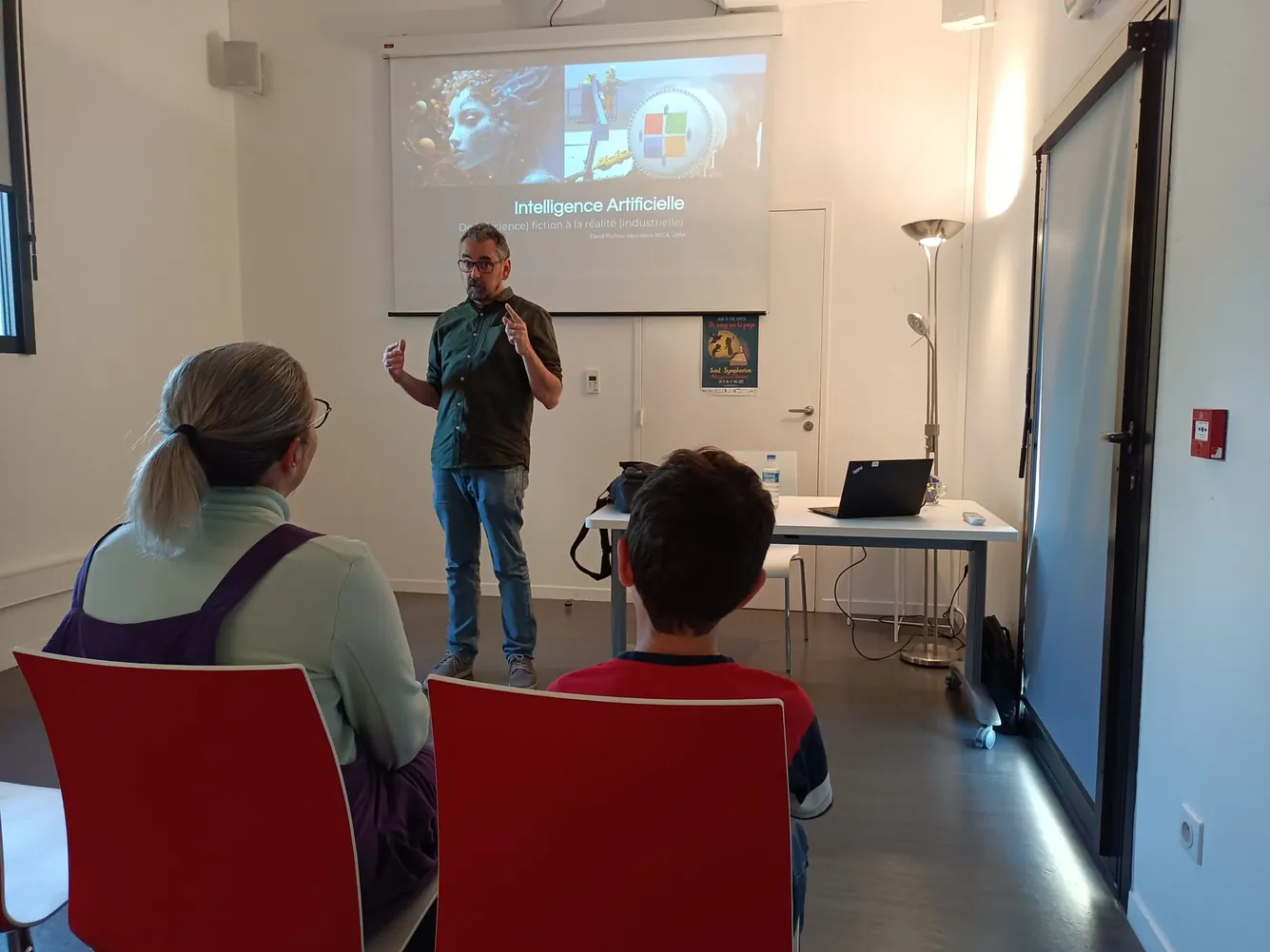 David Pucheu présente sa conférence « Intelligence Artificielle : de la (science) fiction à la réalité (industrielle) » devant le public