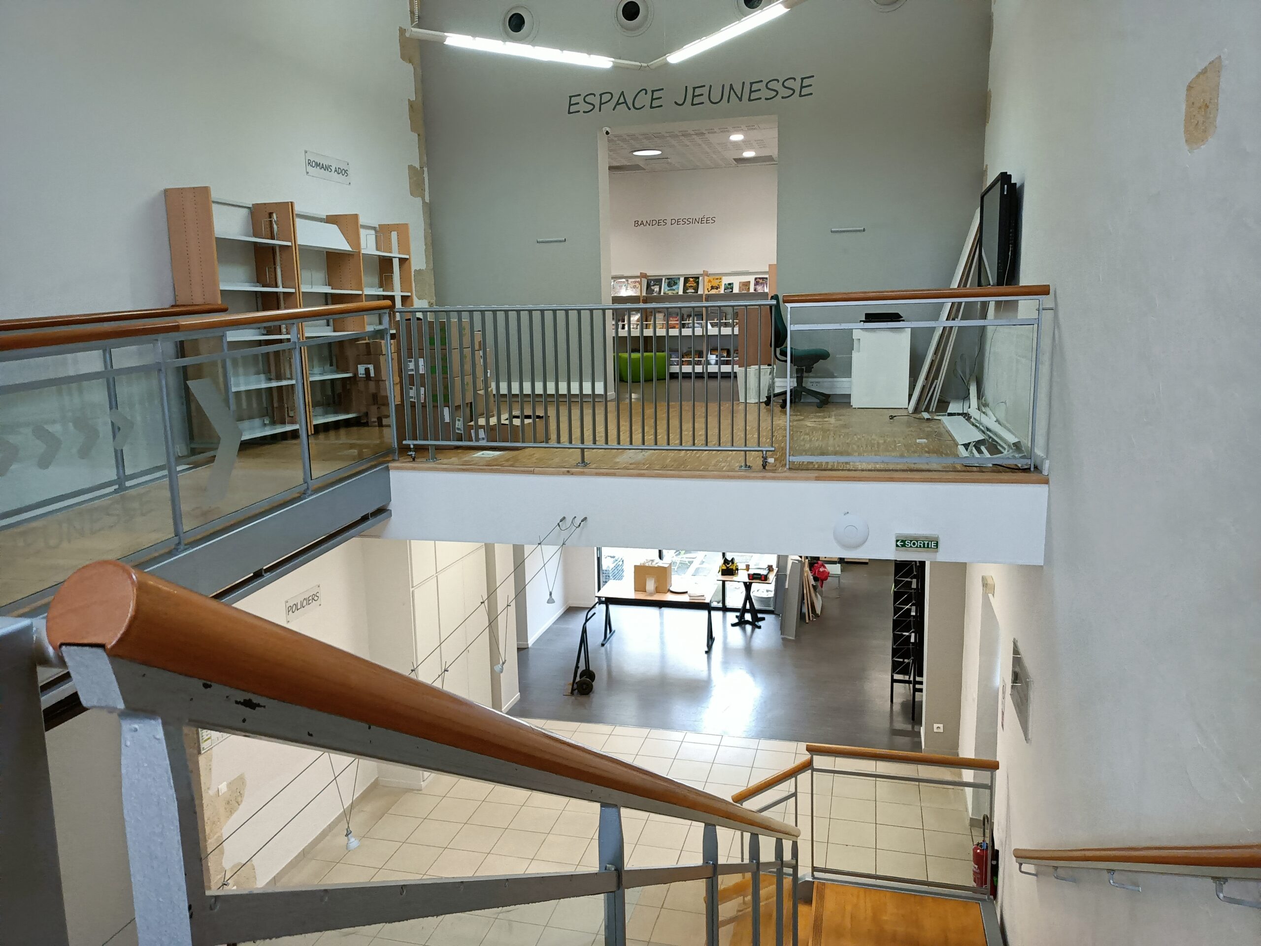 Photo de l'espace numérique avec vu le bas presque vide