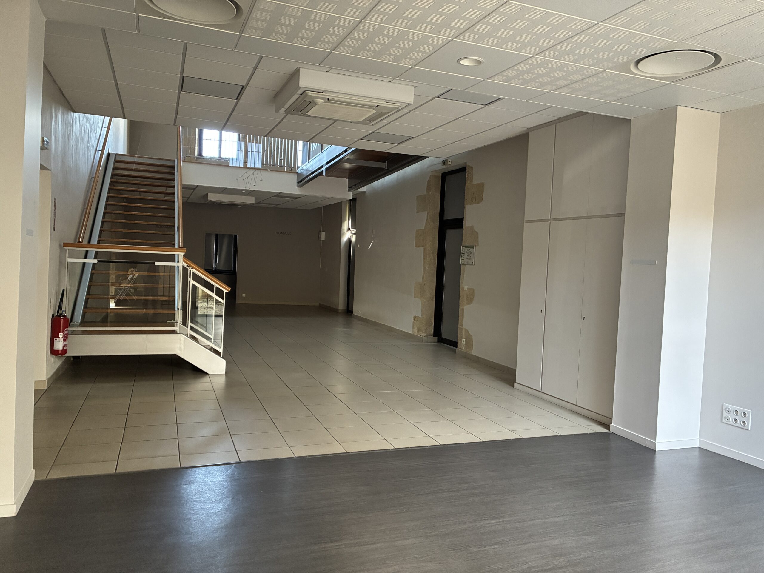 Rez de chaussée de la médiathèque vide