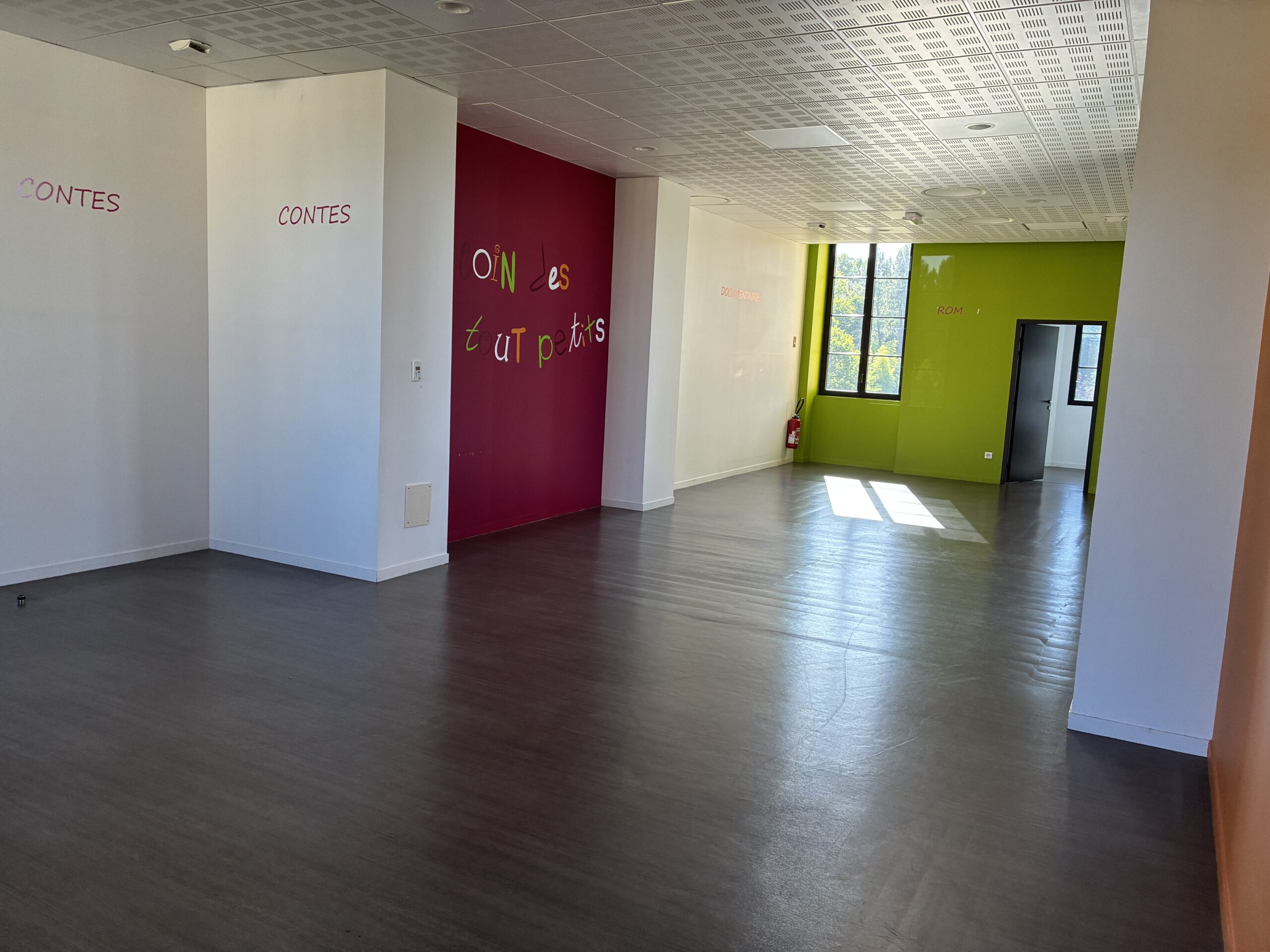 Espace jeunesse de la médiathèque vide