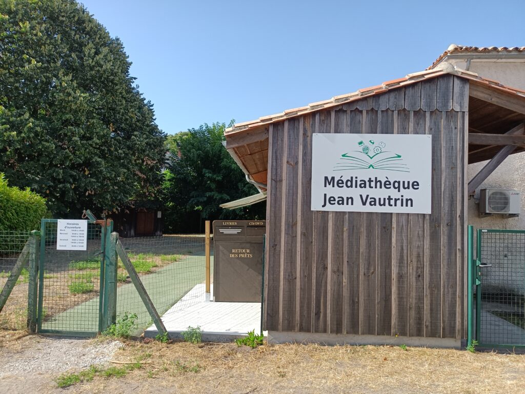 Entrée des locaux provisoires de la médiathèque.